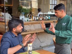 Keren! Restoran Ini Pekerjakan Tuna Rungu sebagai Pelayan