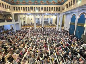 Anak Muda Dominasi Qiyamul Lail Malam ke-27 di Masjid Al Akbar Surabaya