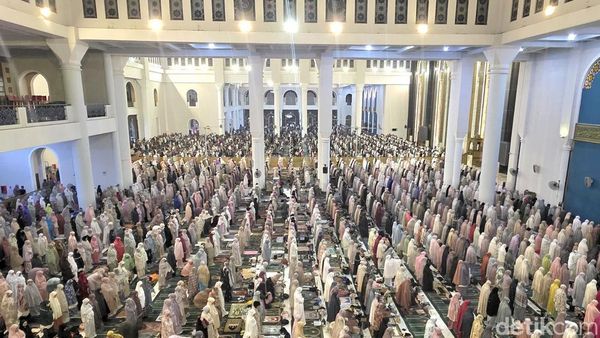Puluhan Ribu Jemaah Ikuti Qiyamul Lail di Masjid Al Akbar Surabaya