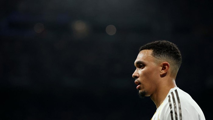 Soccer Football - UEFA Champions League - Play Off - Second Leg - Real Madrid v Benfica - Santiago Bernabeu, Madrid, Spain - February 25, 2026 Real Madrids Trent Alexander-Arnold REUTERS/Violeta Santos Moura