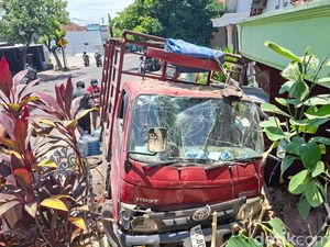Truk Muat Elpiji-Galon Seruduk 3 Rumah di Nganjuk