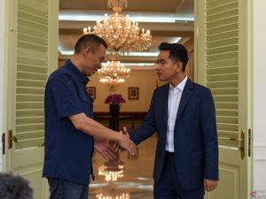 Video: Momen Gibran Peluk Rismon di Istana Wapres dan Beri Parsel