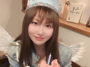 Wajah Aktris Cantik Ini Terbakar Gara-gara Tren Tiup Kue Ulang Tahun TikTok