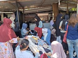 Jelang Idul Fitri, Warga Berburu Pakaian Bekas Impor di Pasar Mataram