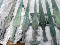 Puluhan Pedang-Mata Panah Berusia 4.000 Tahun dari Iran Diselundupkan ke AS