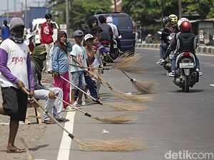 Pemprov Jabar Siapkan Kompensasi untuk Penyapu Koin di Pantura