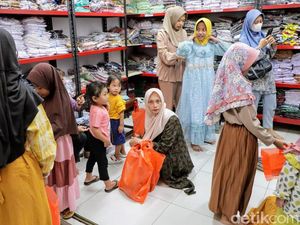 Semringah Puluhan Anak Yatim dan Dhuafa di Ponorogo Berburu Baju Lebaran