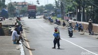 Bahaya Mengancam, Penyapu Koin Bawa Anak di Jembatan Kali Sewo