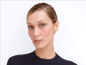 Bella Hadid Jadi Global Ambassador Pertama Prada Beauty