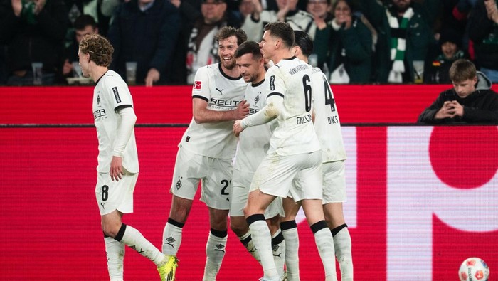 13 March 2026, North Rhine-Westphalia, Mönchengladbach: Soccer, Men: Bundesliga, Borussia Mönchengladbach - FC St. Pauli, Matchday 26, Stadion im Borussia-Park. Hugo Bolin (l-r), Joe Scally, goal scorer Kevin Stöger, Yannik Engelhardt and Kevin Di