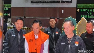 Bupati-Sekda Cilacap Berompi Oren Usai jadi Tersangka KPK