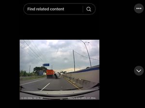 Detik-detik Daihatsu Xenia Hantam Bokong Truk: Kap Terbang-Terguling