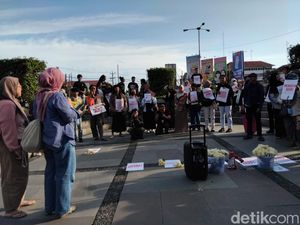 Aksi di Bundaran UGM, Massa Minta Kasus Aktivis KontraS Disiram Air Keras Diusut
