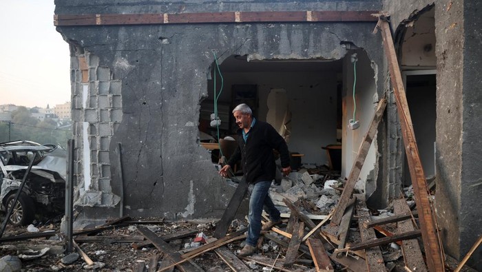Iran Kembali Gempur Israel dengan Serangan Rudal Rescue workers inspect a residential building that was hit following an Iranian missile strike, amid the U.S.-Israeli conflict with Iran, in central Israel March 13, 2026. REUTERS/Itai Ron ISRAEL OUT. NO COMMERCIAL OR EDITORIAL SALES IN ISRAEL TPX IMAGES OF THE DAY