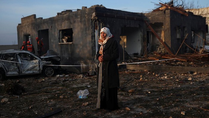 Iran Kembali Gempur Israel dengan Serangan Rudal Rescue workers inspect a residential building that was hit following an Iranian missile strike, amid the U.S.-Israeli conflict with Iran, in central Israel March 13, 2026. REUTERS/Itai Ron ISRAEL OUT. NO COMMERCIAL OR EDITORIAL SALES IN ISRAEL TPX IMAGES OF THE DAY