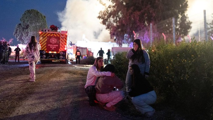 Iran Kembali Gempur Israel dengan Serangan Rudal Rescue workers inspect a residential building that was hit following an Iranian missile strike, amid the U.S.-Israeli conflict with Iran, in central Israel March 13, 2026. REUTERS/Itai Ron ISRAEL OUT. NO COMMERCIAL OR EDITORIAL SALES IN ISRAEL TPX IMAGES OF THE DAY