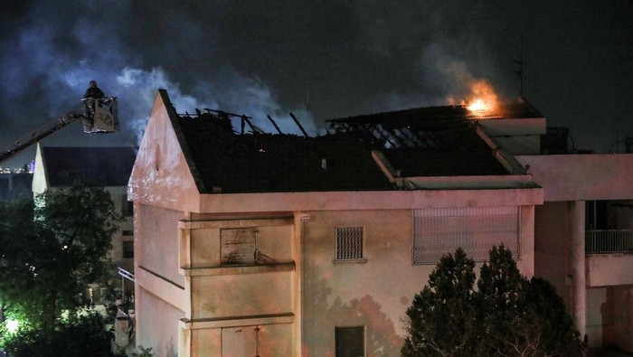 Iran Kembali Gempur Israel dengan Serangan Rudal Rescue workers inspect a residential building that was hit following an Iranian missile strike, amid the U.S.-Israeli conflict with Iran, in central Israel March 13, 2026. REUTERS/Itai Ron ISRAEL OUT. NO COMMERCIAL OR EDITORIAL SALES IN ISRAEL TPX IMAGES OF THE DAY
