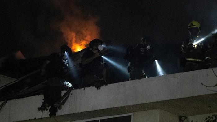 Iran Kembali Gempur Israel dengan Serangan Rudal Rescue workers inspect a residential building that was hit following an Iranian missile strike, amid the U.S.-Israeli conflict with Iran, in central Israel March 13, 2026. REUTERS/Itai Ron ISRAEL OUT. NO COMMERCIAL OR EDITORIAL SALES IN ISRAEL TPX IMAGES OF THE DAY