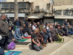 Israel Masih Tutup Masjid Al-Aqsa Sejak Perang vs Iran, Jemaah Salat di Jalanan