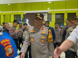 Tinjau Stasiun Senen dan Gambir, Kapolda Metro Bagikan Cokelat ke Pemudik