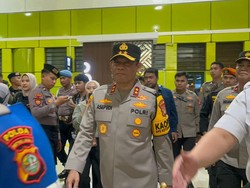 Tinjau Stasiun Senen dan Gambir, Kapolda Metro Bagikan Cokelat ke Pemudik