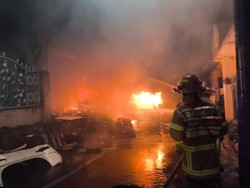 Kebakaran Hebat Hanguskan Mobil dan Toko Sparepart di Muharto Kota Malang