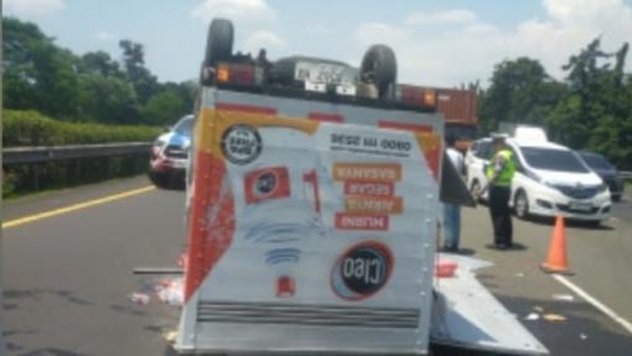 Kecelakaan mobil boks di Tol Jagorawi