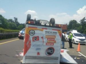 Mobil Boks Muatan Air Mineral Terbalik di Tol Jagorawi, Lalin Sempat Macet