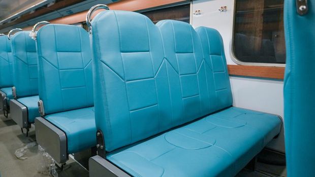 Kereta Ekonomi Kerakyatan adalah penemuan PT KAI, hasil modifikasi Balai Yasa Manggarai untuk Angkutan Lebaran 2026, nan menawarkan kenyamanan lebih baik dengan nilai terjangkau. Kereta ini beraksi untuk rute Pasar Senen - Lempuyangan (PP) dengan tarif sekitar Rp175 ribu, menampilkan bangku reversible (tidak mundur) dan kreasi interior modern.