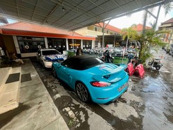 WNA Rusia Drift Mobil Porsche di Nusa Dua Berujung Ditilang Polisi