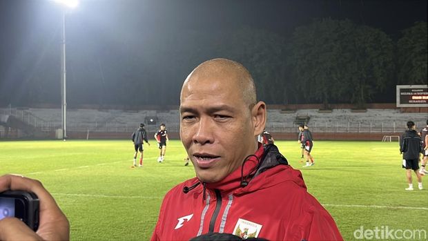 Nova Arianto, Pelatih Timnas U-20 di tengah pemusatan latihan di Surabaya.