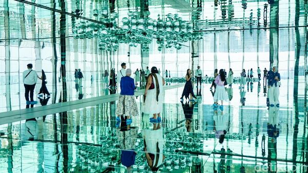 Seni dan Panorama Kota Menyatu di Pameran Mirror & Lights