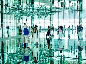 Seni dan Panorama Kota Menyatu di Pameran Mirror & Lights