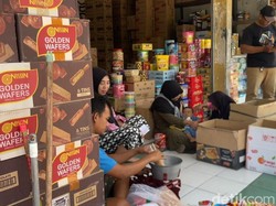 Imbas Banjir, Penjualan Jajan Lebaran di Pasar Baru Lamongan Merosot