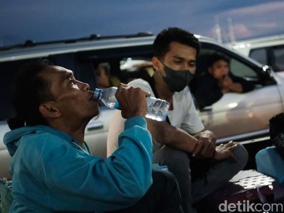 Pemudik Berbuka Puasa Sejenak Sambil Menunggu Kapal di Merak