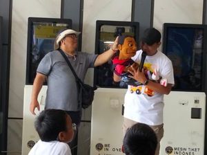Ada Pendongeng Hibur Pemudik di Kampung Rambutan, Anak-anak Antusias
