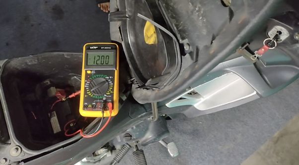 Pengecekan aki motor (Sumber foto: Youtube Ajie Motorider)