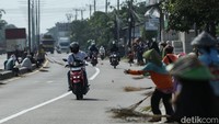 Penyapu Koin di Jalanan Pantura Ditertibkan, Bertaruh Nyawa demi Uang Recehan