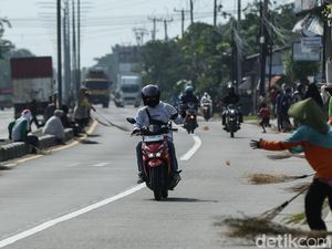Penyapu Koin di Jalanan Pantura Ditertibkan, Bertaruh Nyawa demi Uang Recehan
