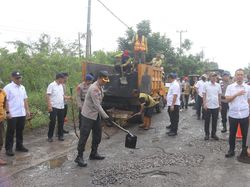 Polda Sumsel Perbaiki Jalan di 3 Wilayah demi Kelancaran Mudik 2026