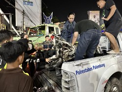 Truk Kontainer di Palembang Hilang Kendali, Tabrak Halte dan Pengemudi Ojol