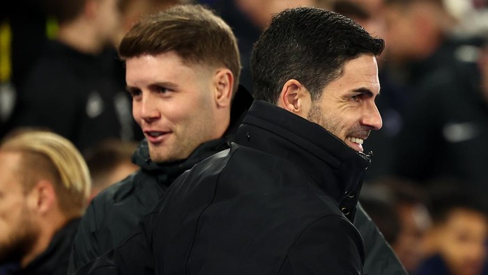 BRIGHTON, ENGLAND - JANUARY 4: Arsenal Manager Mikel Arteta with Brighton & Hove Albion manager Fabian Hurzeler during the Premier League match between Brighton & Hove Albion FC and Arsenal FC at Amex Stadium on January 4, 2025 in Brighton, England. 