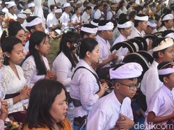 Ribuan Umat Hindu Surabaya Khidmat Ikuti Upacara Melasti di Kenjeran