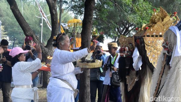 Ribuan Umat Hindu Surabaya Ikuti Upacara Melasti di Pantai Kenjeran