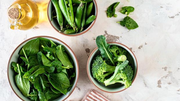 Sayuran berdaun hijau gelap seperti kale, bayam, dan sawi bisa membersihkan usus secara alami karena mengandung antioksidan dan mineral.