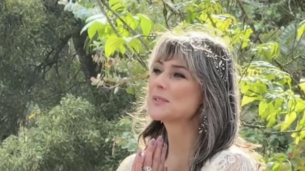 Presenter Ini Menikahi Dirinya Sendiri, Putranya yang Mengantar ke Pelaminan