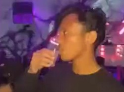 Viral Pemain PSM Ricky Pratama Minum Miras dengan Wanita di Diskotek