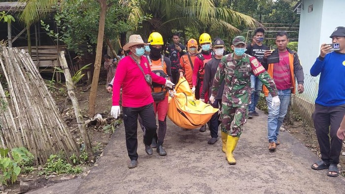 Tim SAR mengevakuasi pria asal PALI yang tenggelam di Sungai Lematang