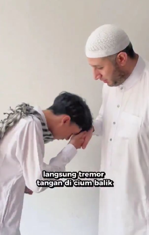Video interaksi ustaz SAM dengan remaja pria.