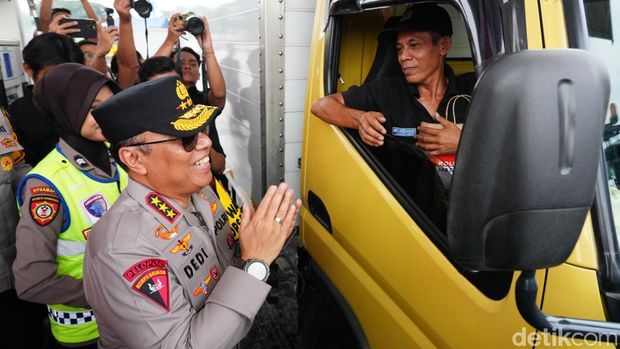 Wakapolri Komjen Dedi Prasetyo meninjau Rest Area Km 57A di ruas Tol Jakarta-Cikampek. Wakapolri juga membagikan bingkisan kepada para pemudik. (Rumondang/detikcom)